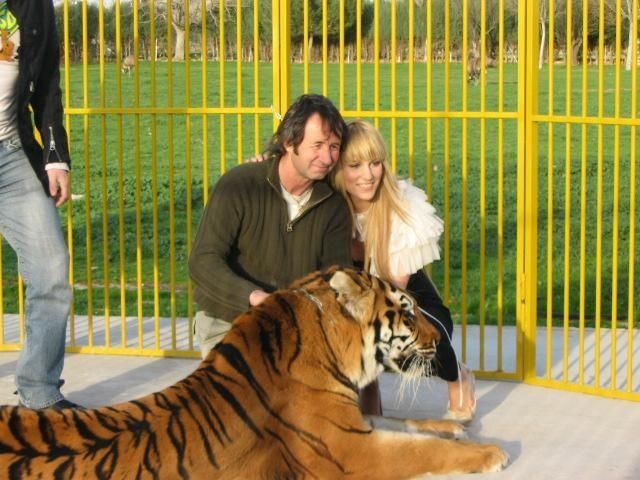 Juan Luis Malpartida y la cantante Edurne junto a un tigre tumbado