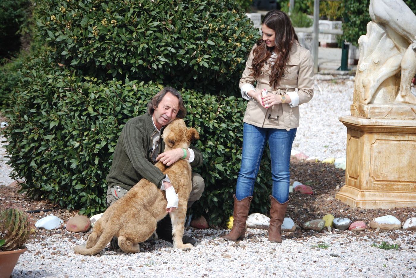 Juan Luis Malpartida abraza a un cachorro de león junto a la presentadora del programa